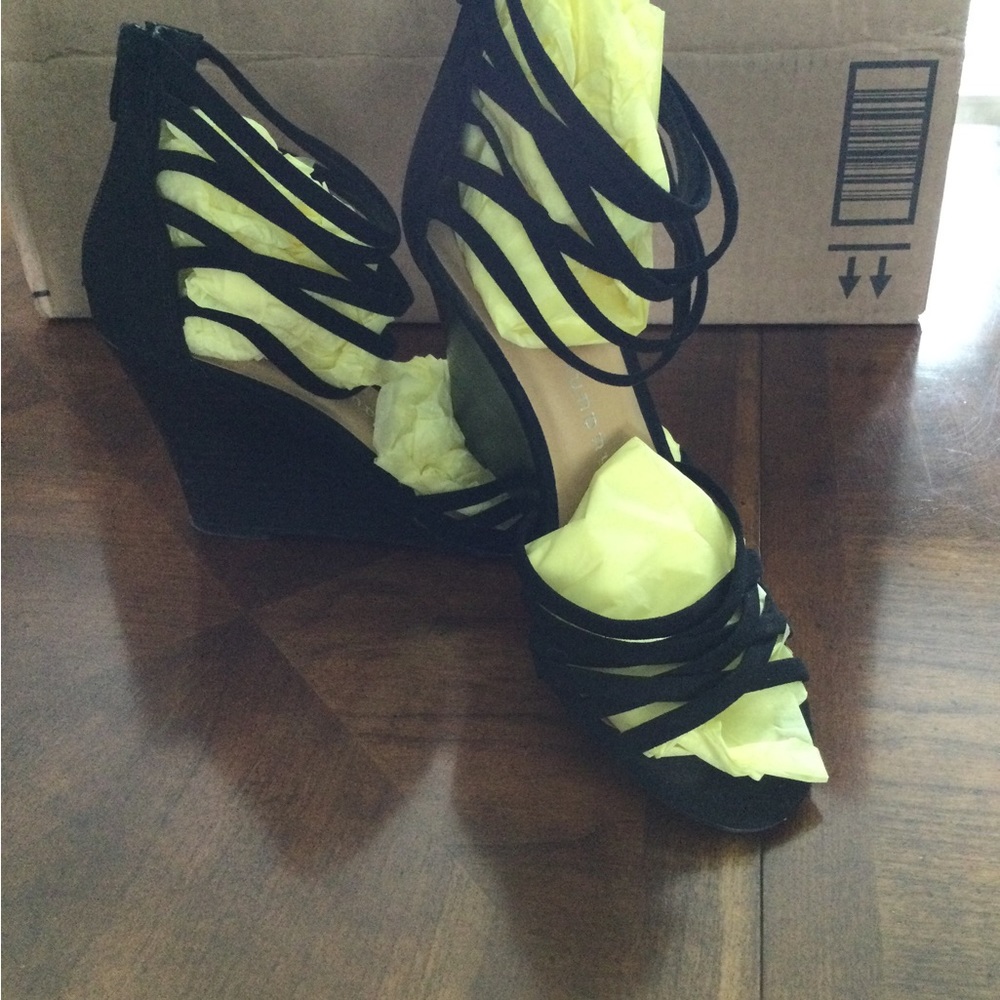 Chinese Laundry Strappy Black Suede Wedge Sandals Size 6.5M - Picture 3 of 4